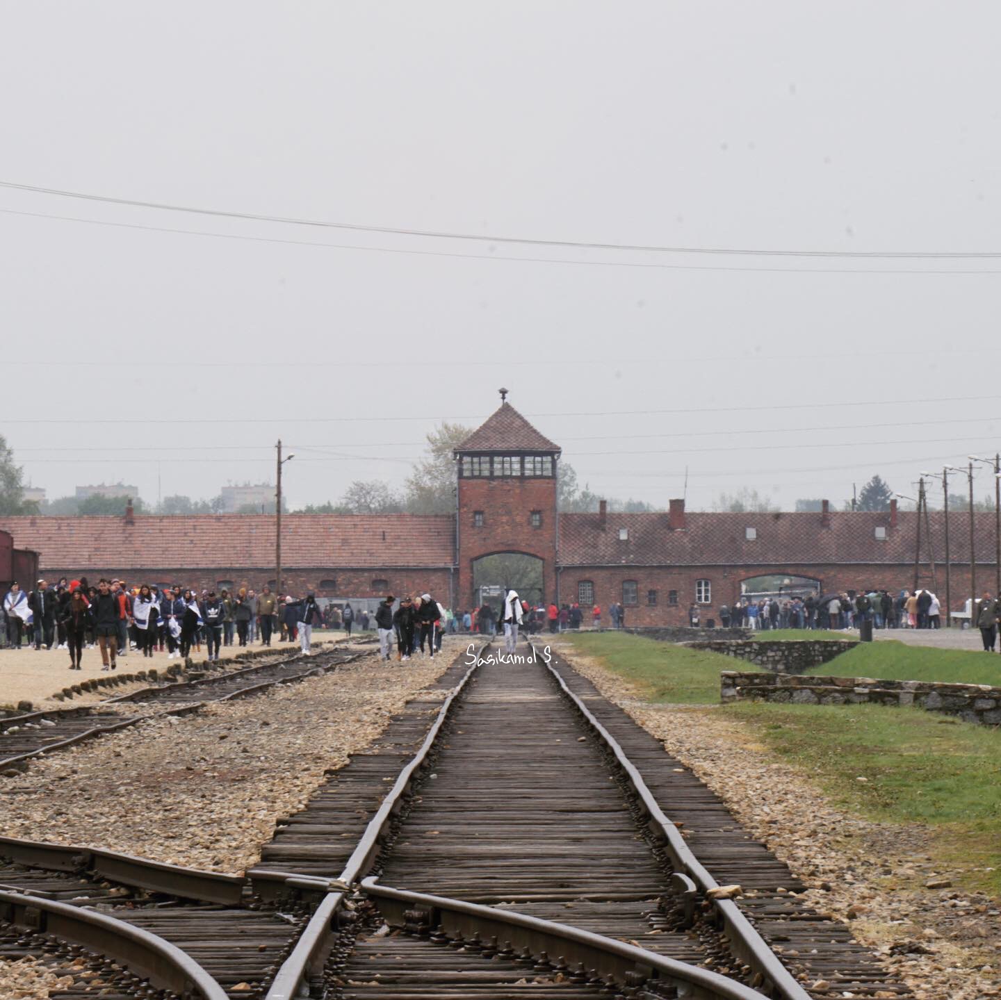 ทางเข้าที่โด่งดังของ Auschwitz II อันนี้ถ่ายจากด้านในตัวค่ายค่ะ
