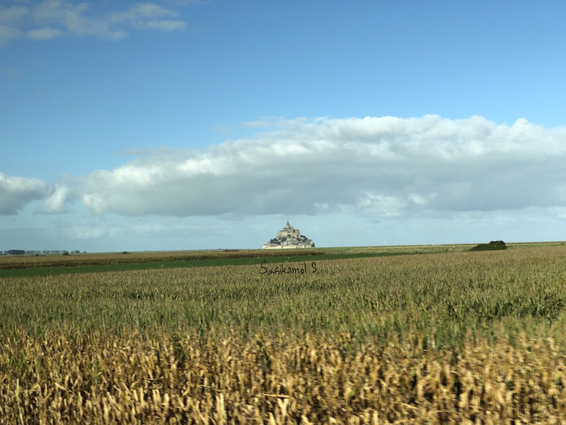 วิวของ Mont Saint Michel ไกลๆ จากรถบัส