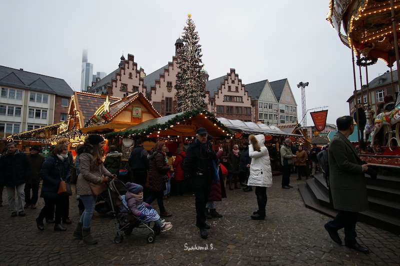 Rainy Christmas market at Römerplatz, Frankfurt